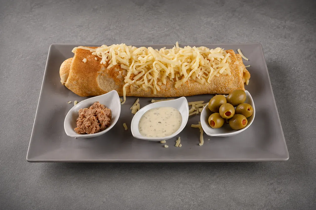 Dalmatinska palačinka na tanjuru - standard palačinka, tuna, sir