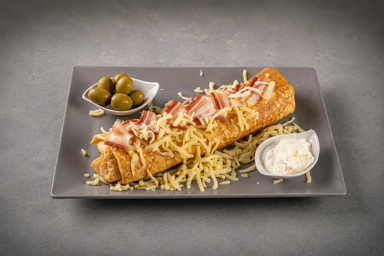 Istarska palačinka na tanjuru - standard palačinka, panceta, sir