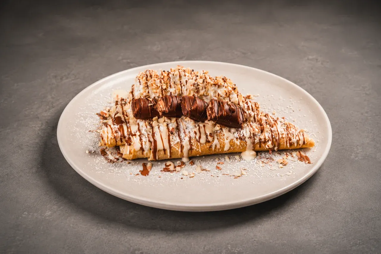 Kinder Bueno palačinka na tanjuru - standard palačinka, bijela lino lada, bademi