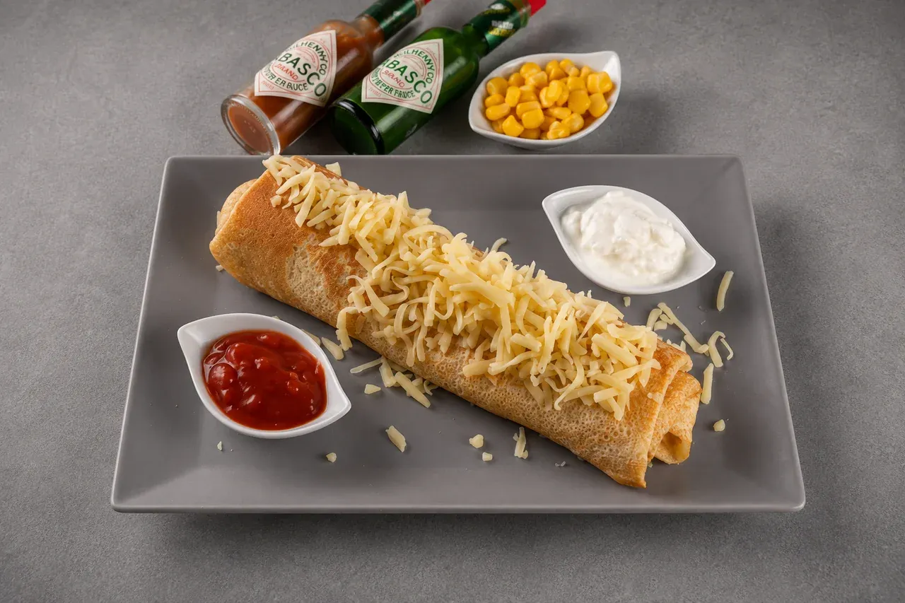 Meksička palačinka na tanjuru - standard palačinka, ragu, kukuruz