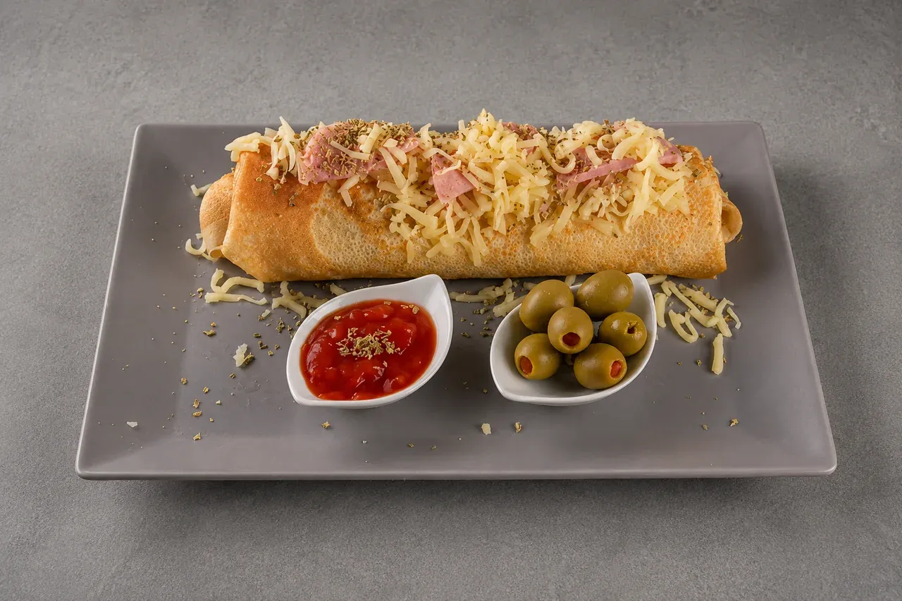 Pizza palačinka na tanjuru - standard palačinka, šunka za pizzu, sir