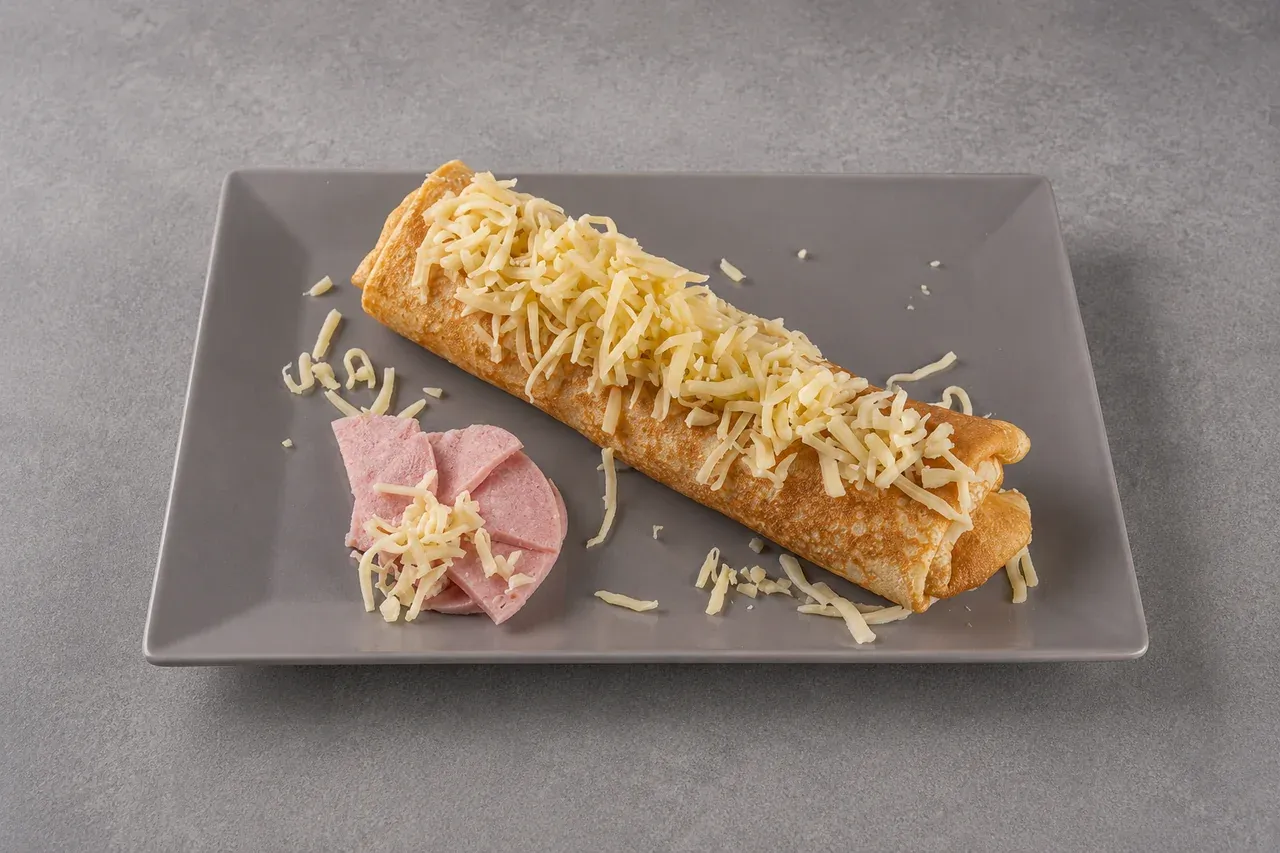 Sendvič palačinka na tanjuru - standard palačinka, šunka za pizzu, sir