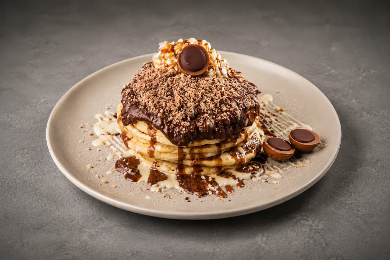 Toffifee palačinka na tanjuru - tri komada američkih palačinki, nutella namaz, jadro keksi